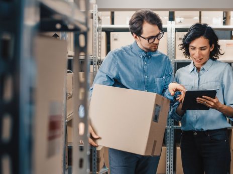 Ungt par hyr förråd